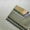 Finte cornici dipinte sul plafone di una scala